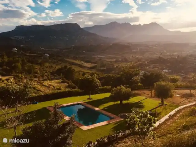Finca Feliz en España, Costa Blanca, Benissa - villa Vista a la Olta y Bernia. Piscina/jardín visto desde arriba.
