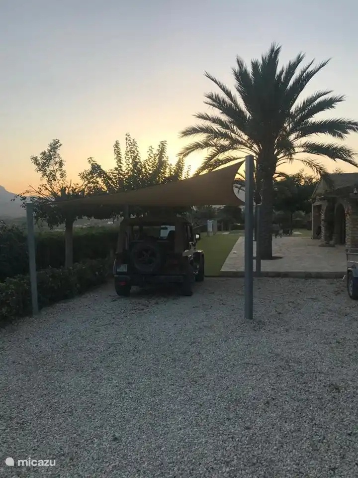 Uw auto parkeren in de schaduw