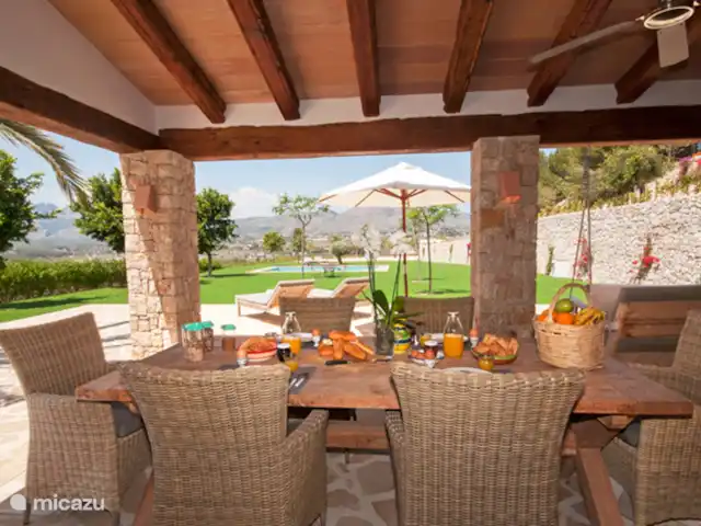 Finca Feliz en España, Costa Blanca, Benissa - villa La terraza con mucha sombra y hermosas vistas.