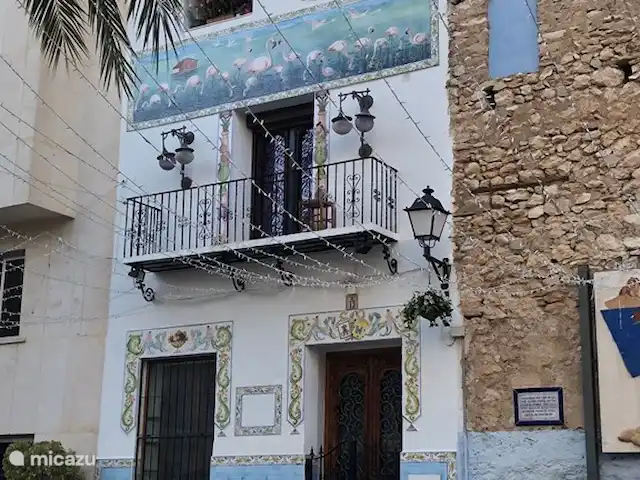 Finca Feliz en España, Costa Blanca, Benissa - villa Casco antiguo de Calpe, edificio con murales de los flamencos que viven a las afueras del centro en la reserva natural