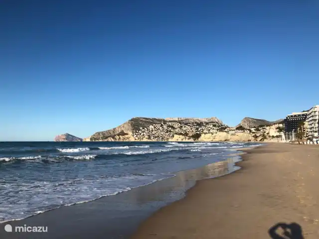 Finca Feliz en España, Costa Blanca, Benissa - villa Preciosa arena blanca en la amplia playa de Calpe. Siempre hay suficiente espacio. A 8 min en coche de Finca Feliz.