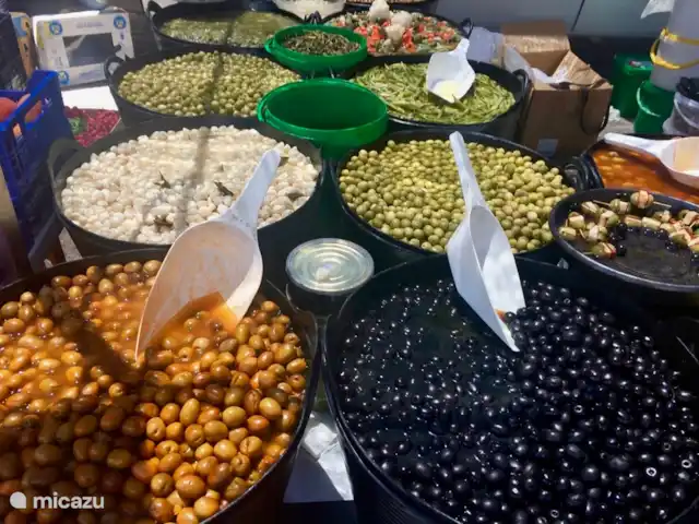 Finca Feliz en España, Costa Blanca, Benissa - villa Mercadillo de los viernes en Moraira, con fruta/verdura fresca, ropa, bolsos y juguetes. Y deliciosos churros venden aquí.