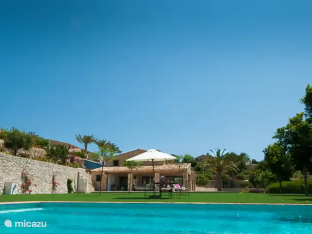 Finca Feliz en España, Costa Blanca, Benissa - villa La piscina, el jardín y la casa.