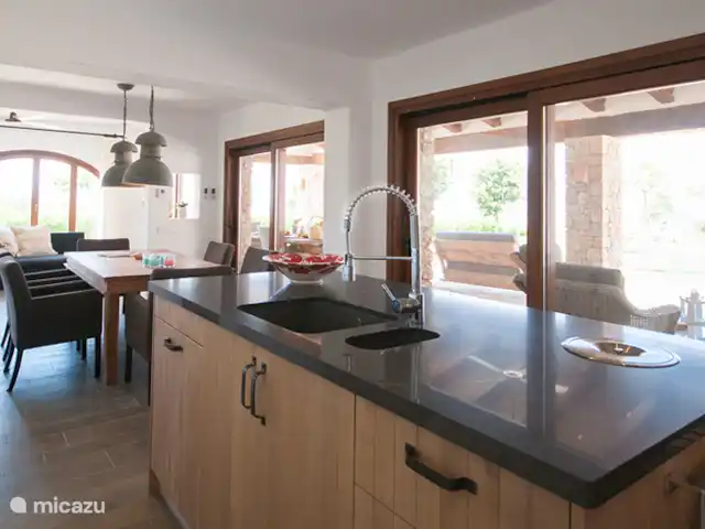 Finca Feliz en España, Costa Blanca, Benissa - villa La deliciosa cocina con todos los electrodomésticos.