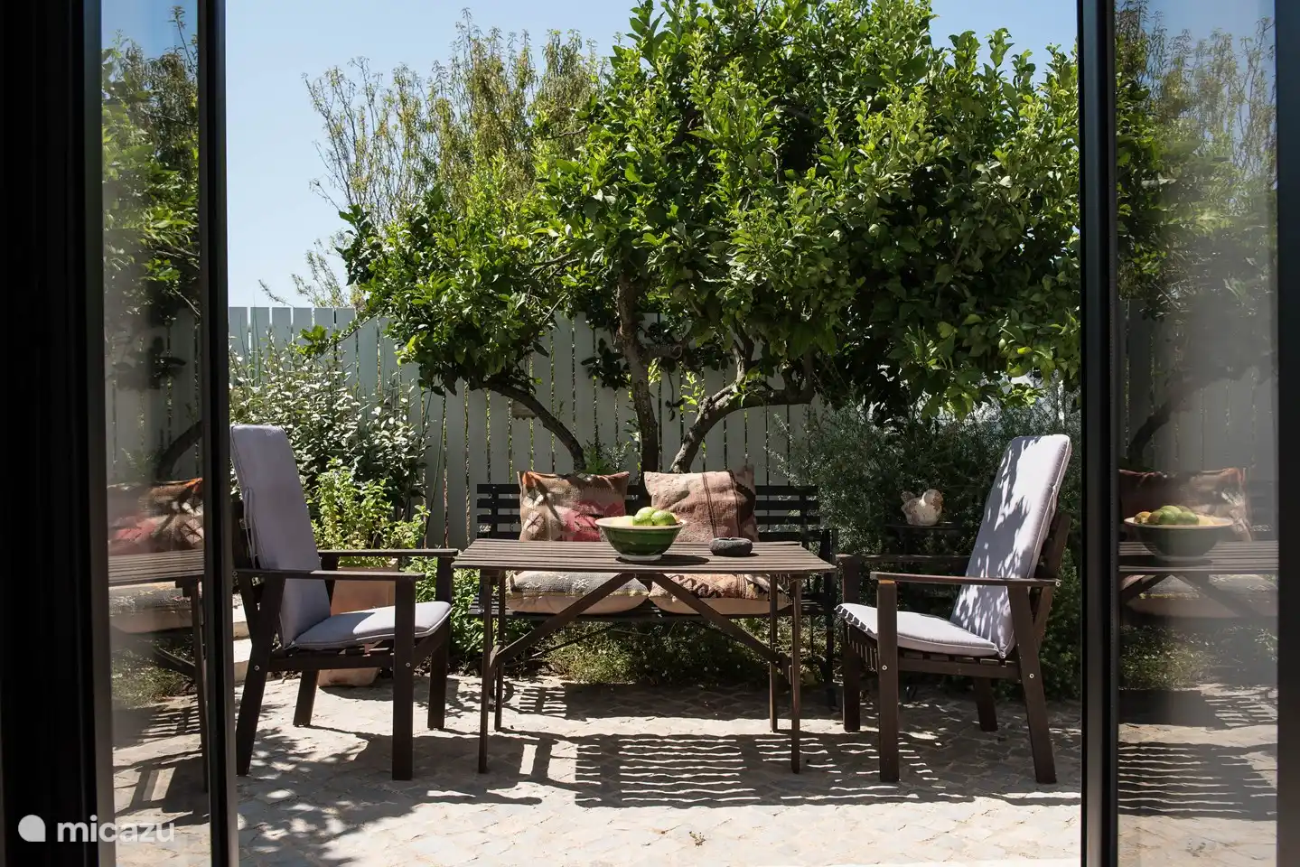 Vue salon, table à manger à l'extérieur