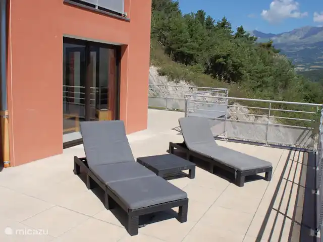 l'Ecrin du Lac sur le lac de Serre-Ponçon | France, Hautes-Alpes, Chorges - appartement balcon avec transats et vue sur le lac et la forêt