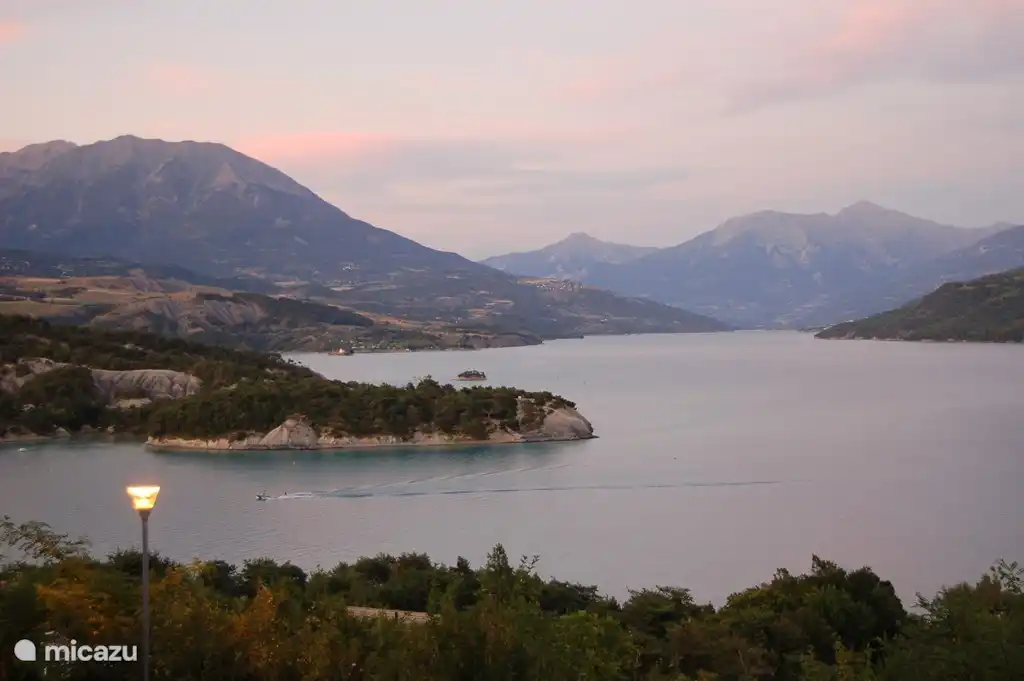 die Sonne färbt die Umgebung