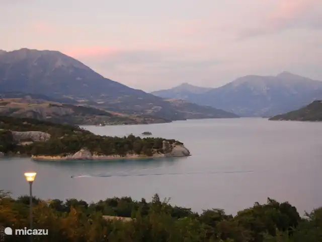 l'Ecrin du Lac sur le lac de Serre-Ponçon | France, Hautes-Alpes, Chorges - appartement le soleil colore les environs