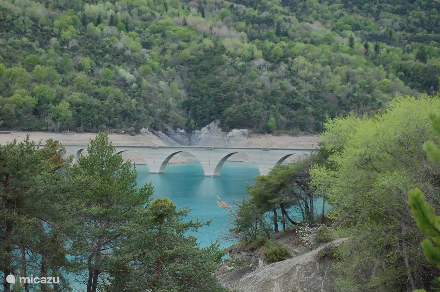 alte Eisenbahnbrücke über die Bucht