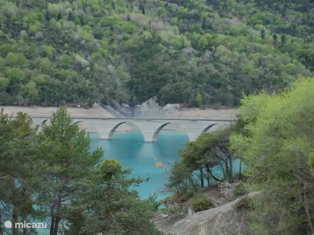 l'Ecrin du Lac sur le lac de Serre-Ponçon | France, Hautes-Alpes, Chorges - appartement ancien pont de chemin de fer sur la baie