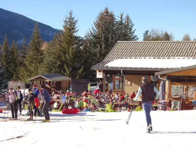 l'Ecrin du Lac sur le lac de Serre-Ponçon | France, Hautes-Alpes, Chorges - appartement 45 km de pistes de ski de fond à Crevoux/La Chalpes. Toutes les installations de la piste de ski de fond sont disponibles, altitude 1 600 mètres