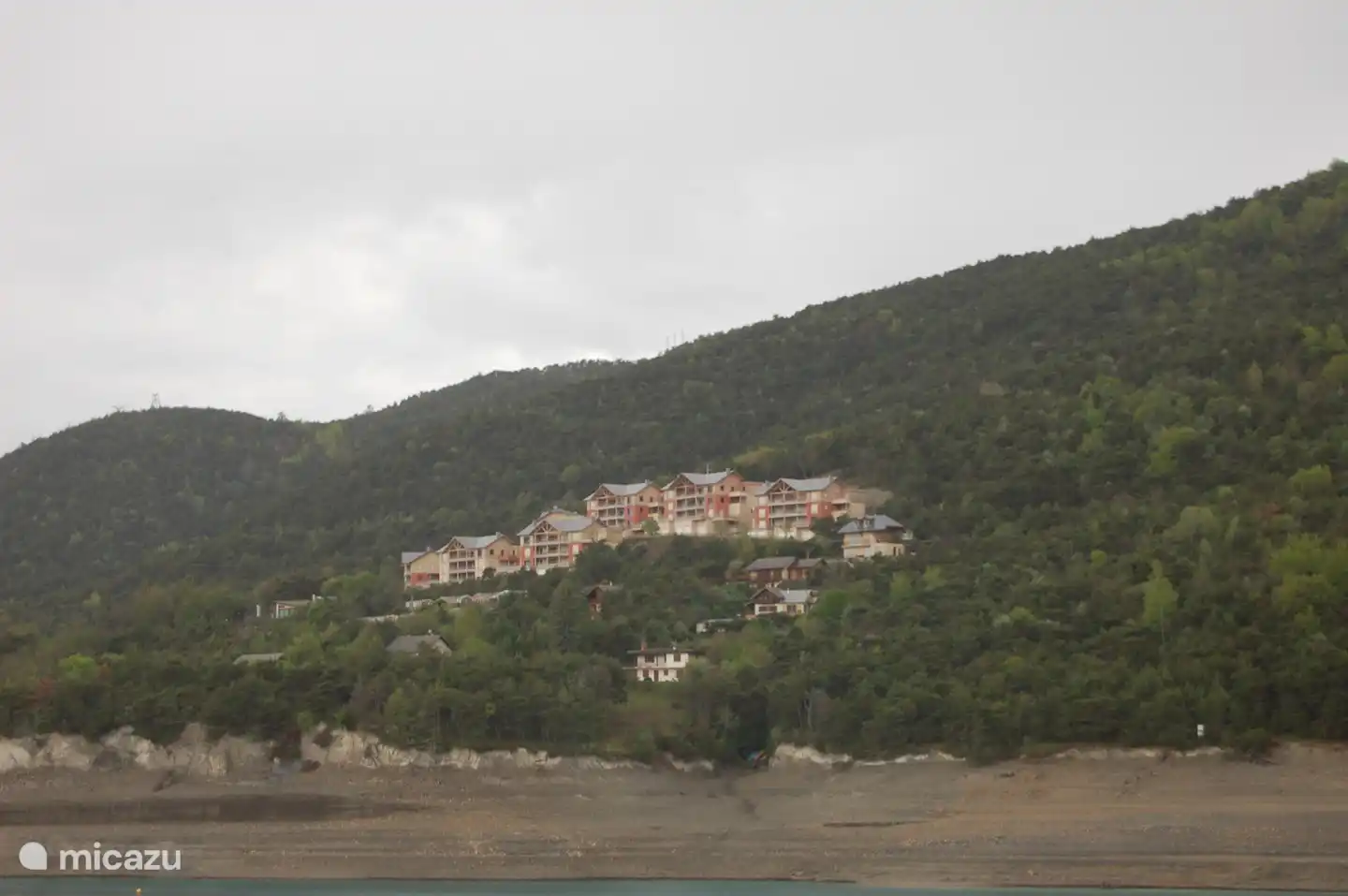 die Mehrfamilienhäuser gegen den Berg