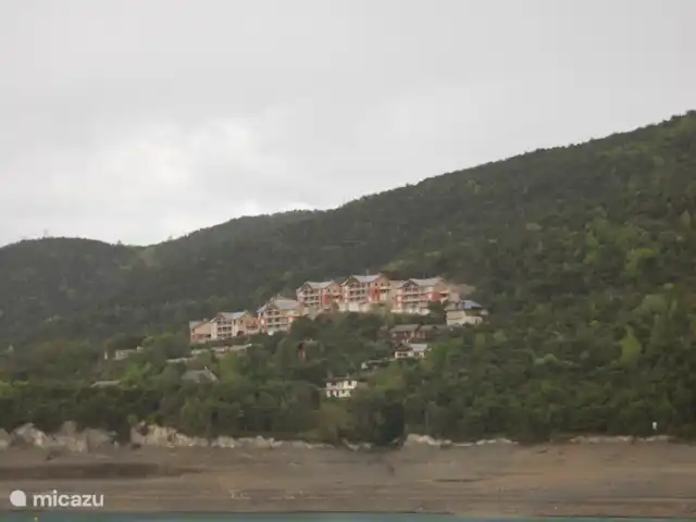 l'Ecrin du Lac sur le lac de Serre-Ponçon | France, Hautes-Alpes, Chorges - appartement les immeubles contre la montagne