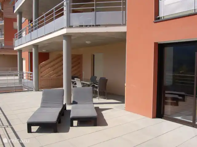 l'Ecrin du Lac sur le lac de Serre-Ponçon | France, Hautes-Alpes, Chorges - appartement grand balcon avec grande table et chaises longues