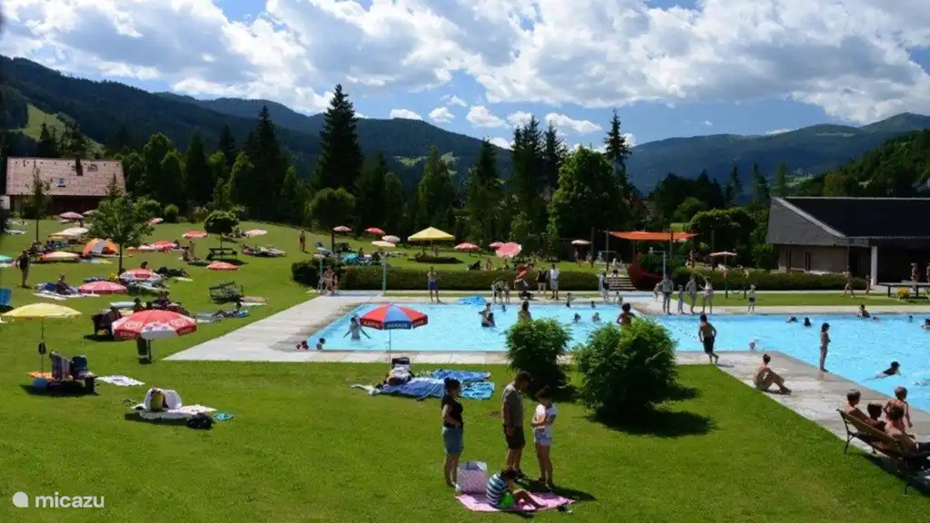 Den beheizten Außenpool erreichen Sie nach einem 5-minütigen Spaziergang