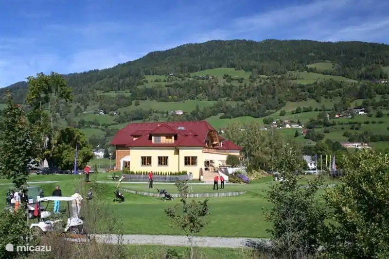 Den 18-Loch-Golfplatz in Kreischberg erreichen Sie nach einer 3-minütigen Autofahrt.