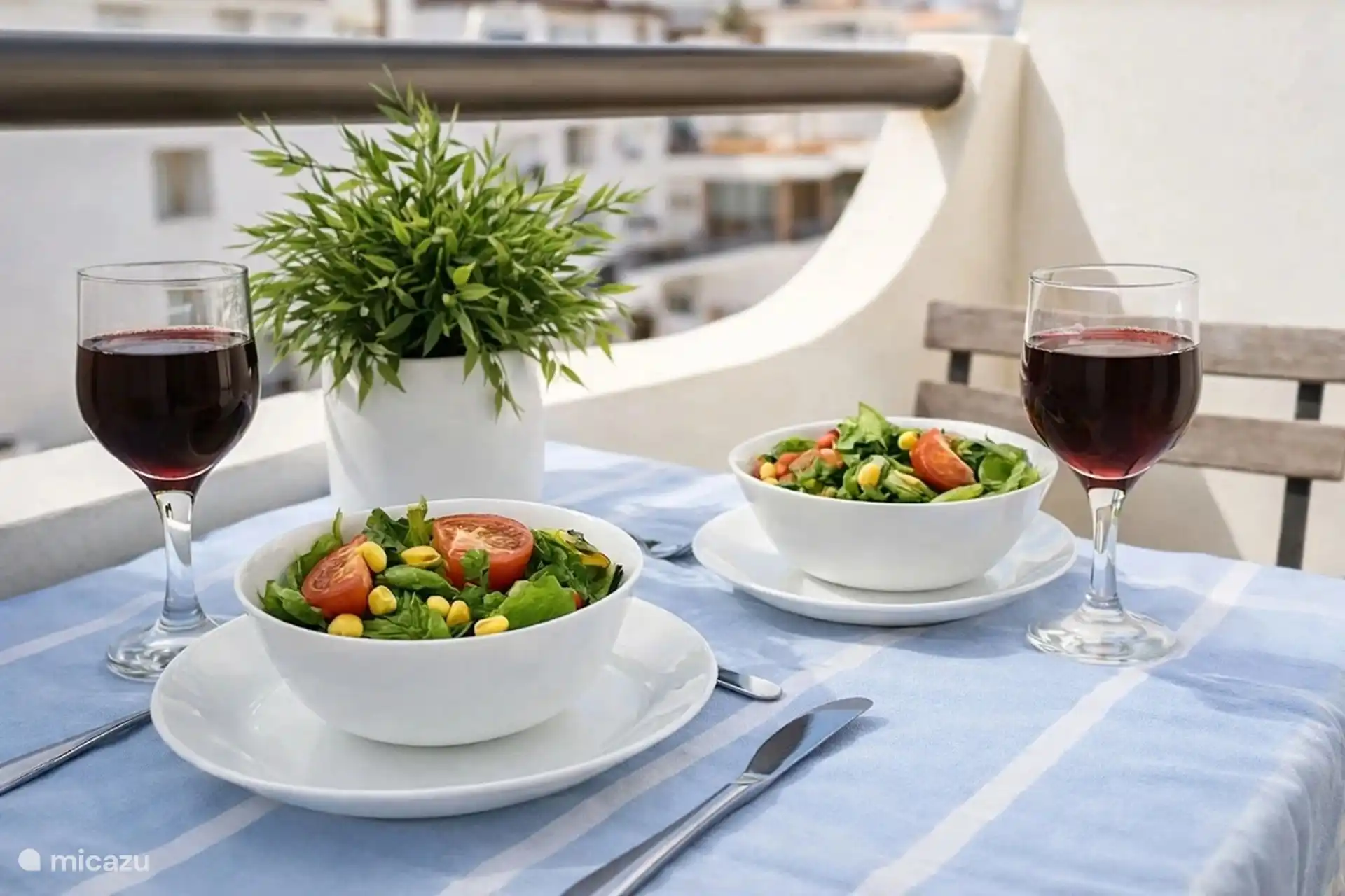 Balcón con mobiliario de bistró