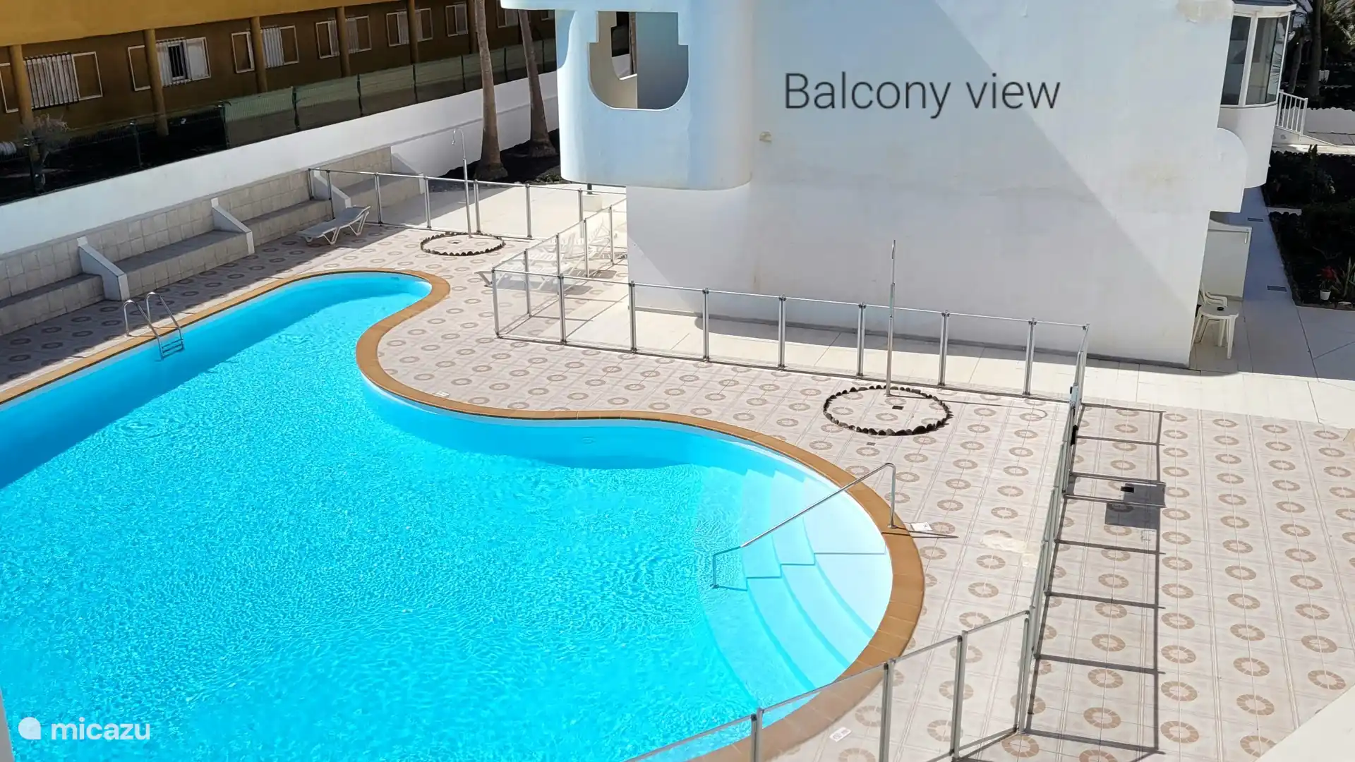 Teilweise Blick vom Balkon auf den Innenhof