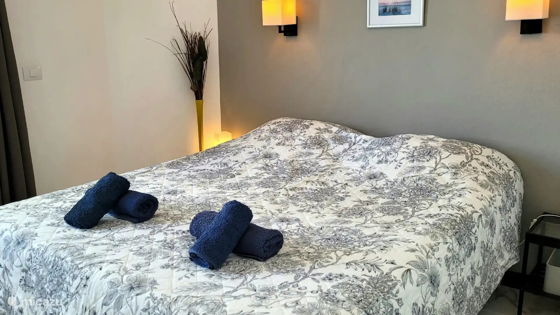 Schlafzimmer mit 2 Einzelbetten mit Doppelmatratzen für zusätzlichen Komfort