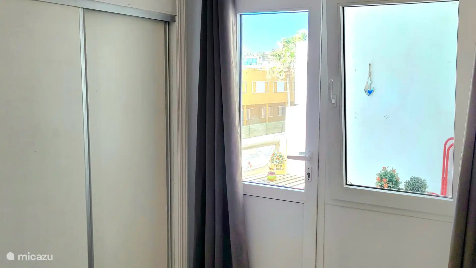 Kleiderschrank und Tür zum Balkon (Schlafzimmer)