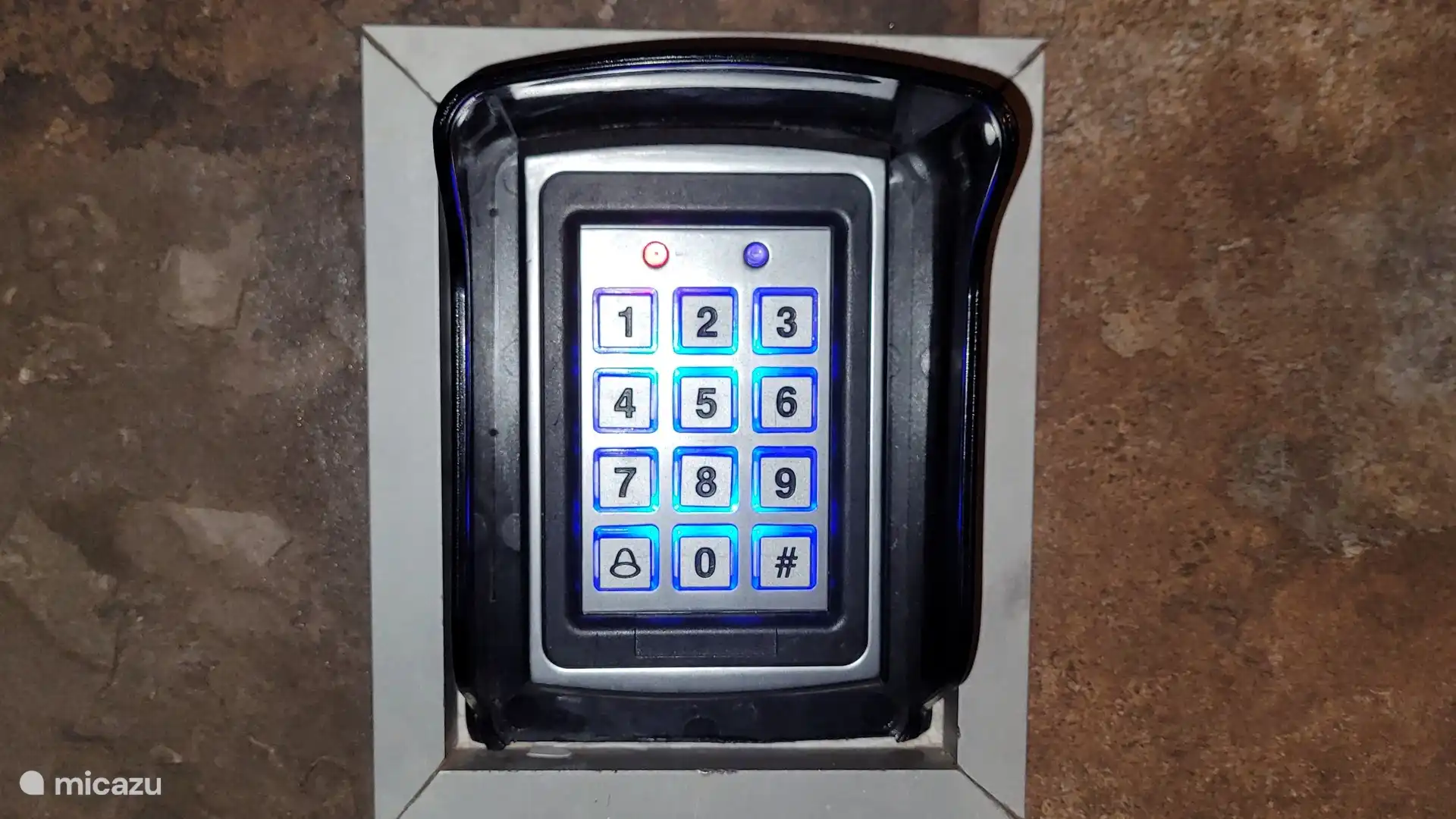 Elektronischer Zugang im geschlossenen Komplex.