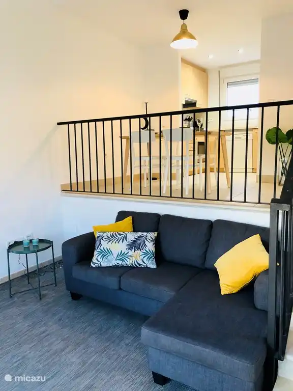 Schönes helles Wohnzimmer mit Sofa und Sessel