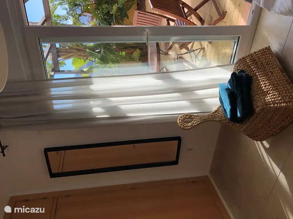 Hauptschlafzimmer mit Zugang zur Außenterrasse unten