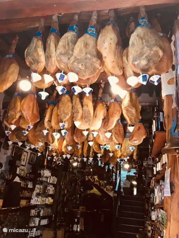 Authentischer 'Serrano Schinken' Fall in Pampaneira