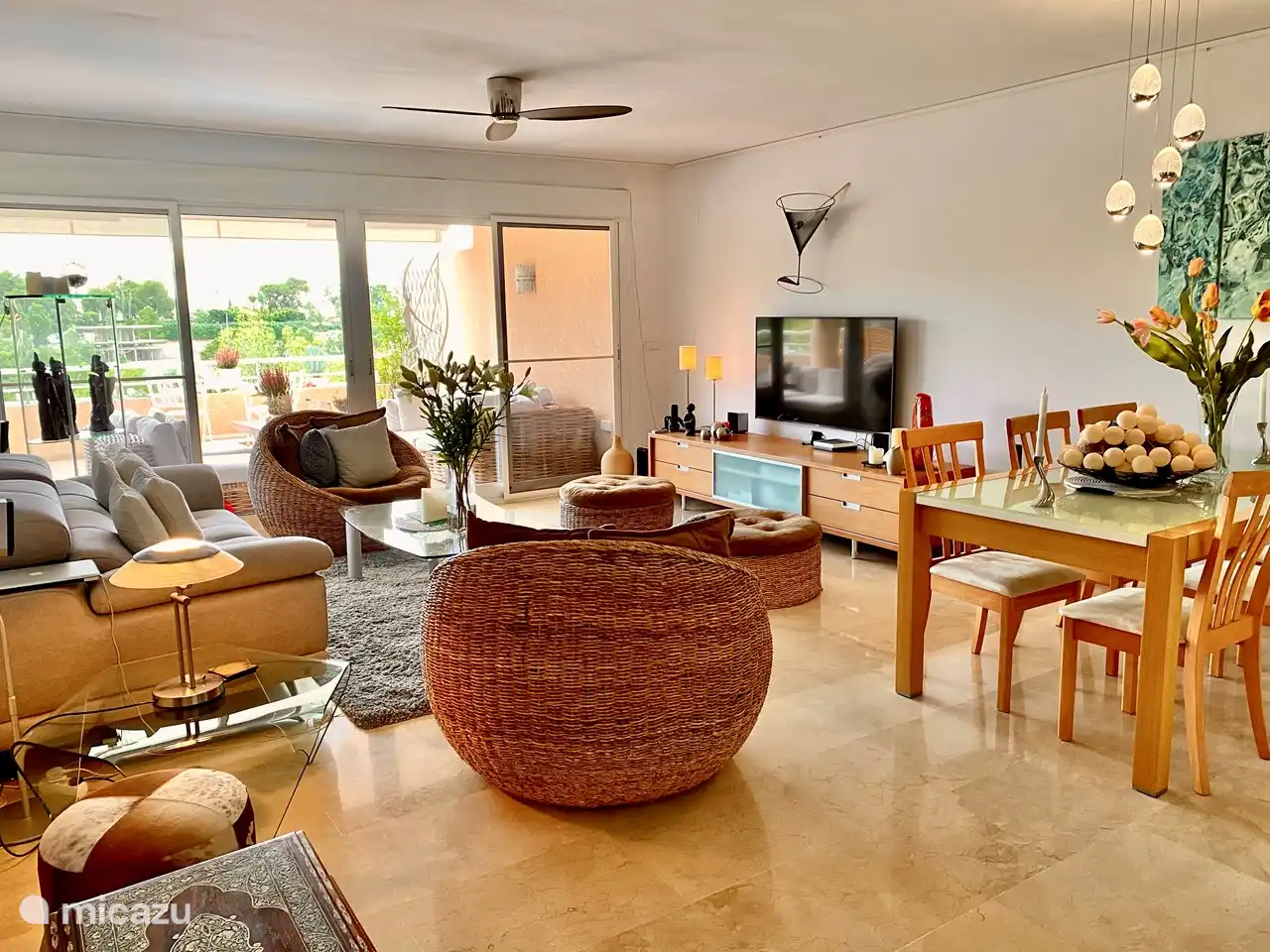 Appartement Altea Woonkamer met Luxueus Meubilair & 55 TV.