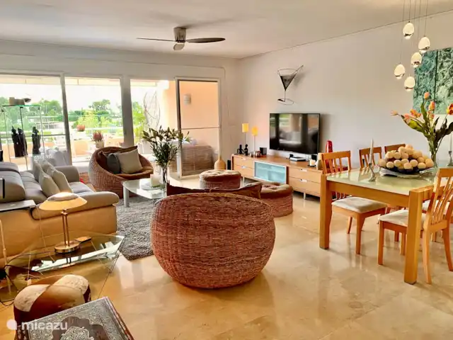 Emplacement de choix avec trois chambres | Espagne, Costa Blanca, Altea - appartement Appartement Altea Salon Avec Mobilier Luxueux Et TV 55.