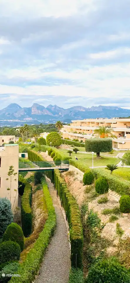 Appartement Altea overzicht complex met tuin en omgeving