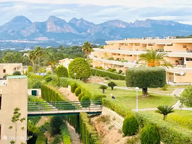 Emplacement de choix avec trois chambres | Espagne, Costa Blanca, Altea - appartement Appartement Altea aperçu complexe avec jardin et environs