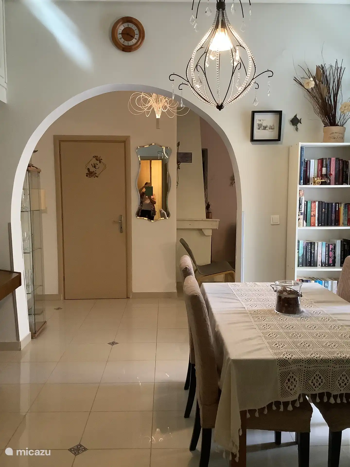 Doorkijk vanuit de eetkeuken naar de badkamer en de woonkamer