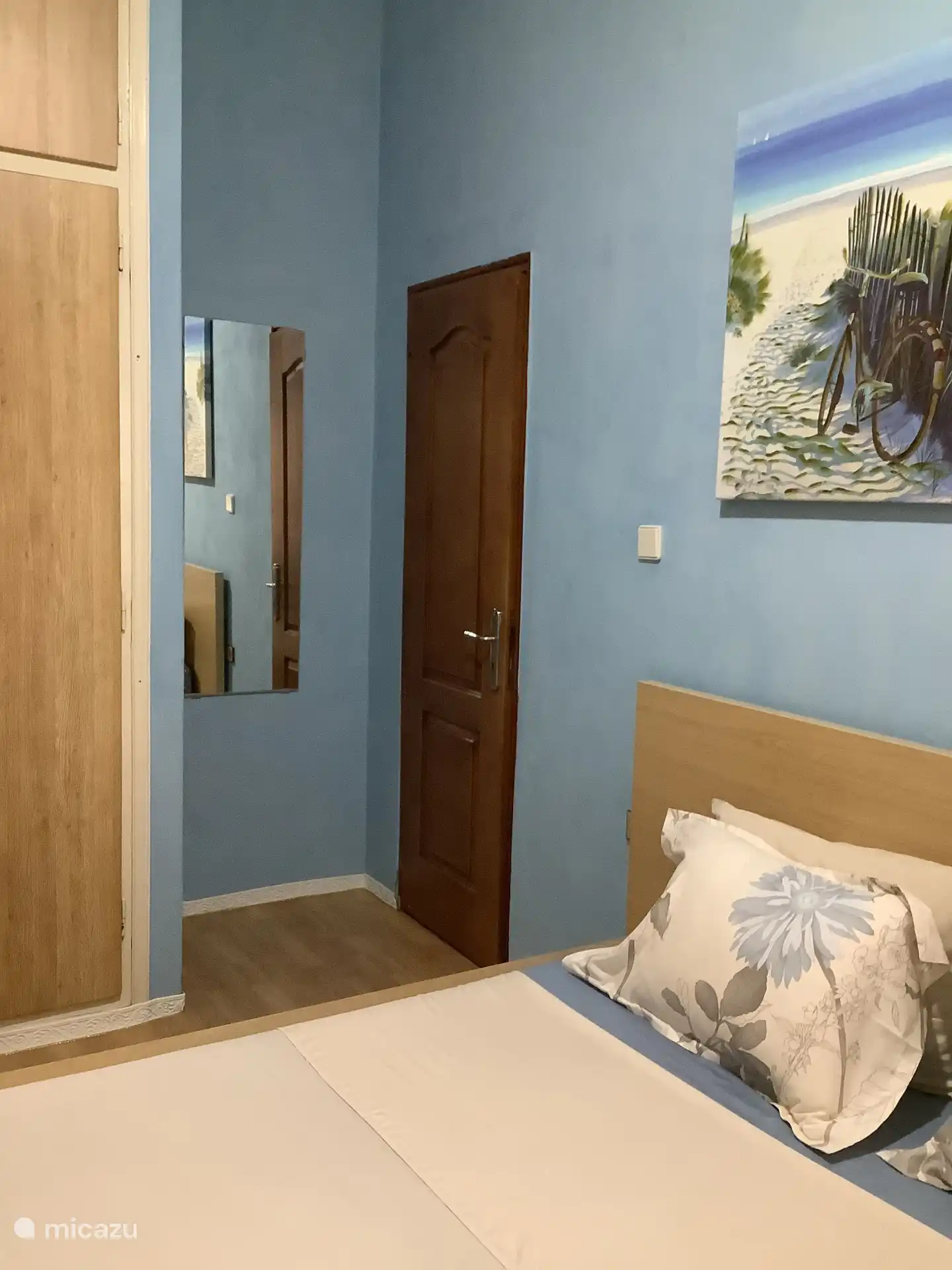 De slaapkamer met de deur naar het halletje