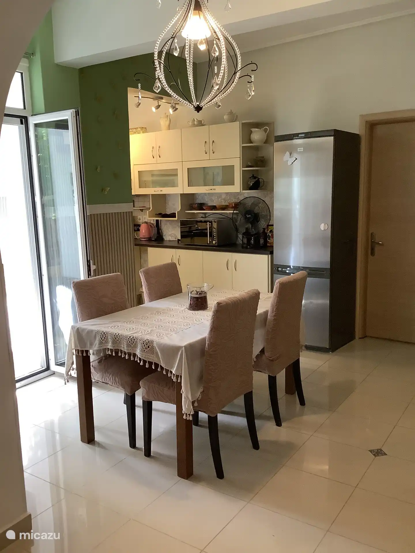 De eettafel met doorkijk naar de keuken