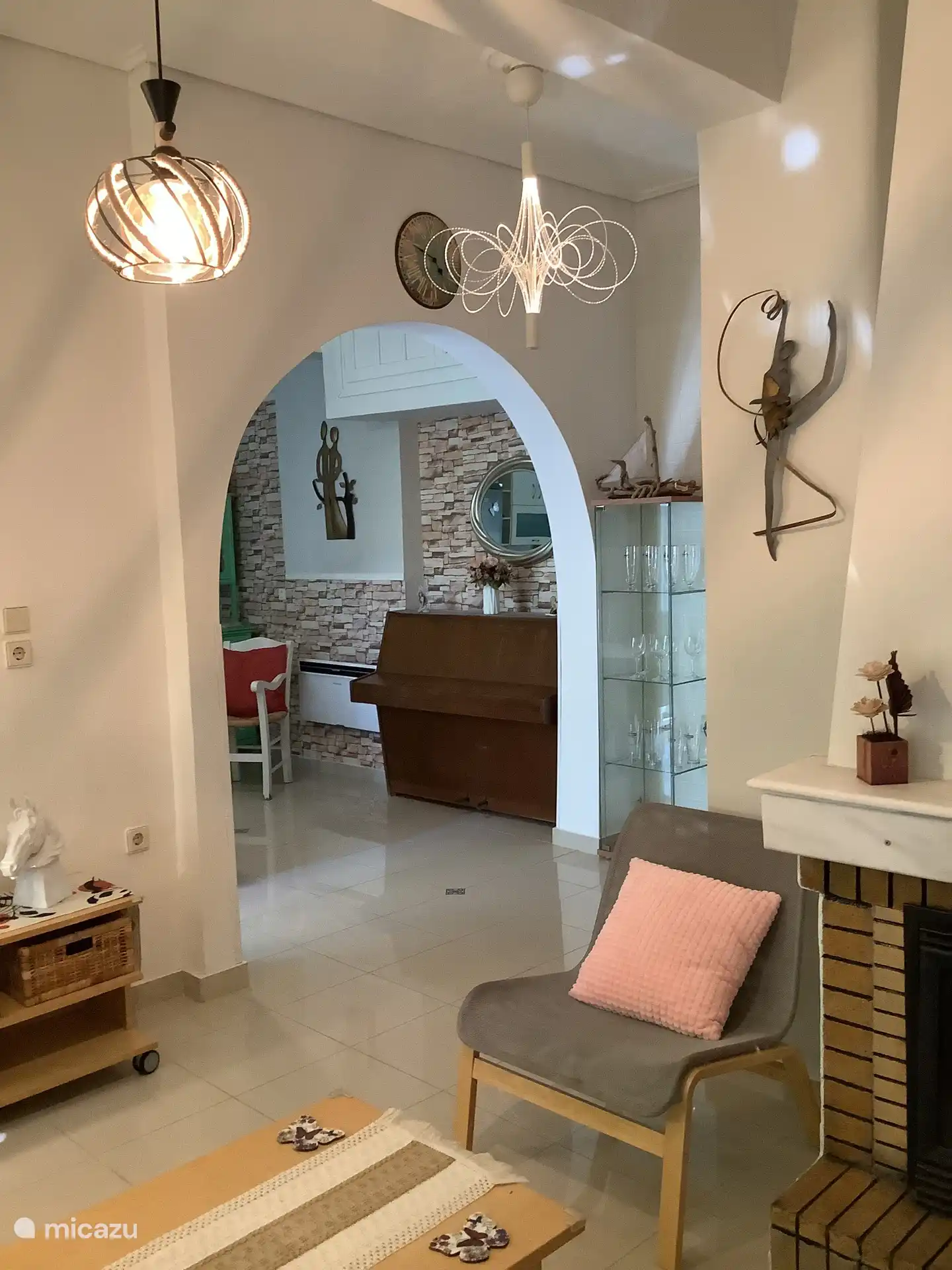 Doorkijk vanuit de woonkamer naar de eetkeuken