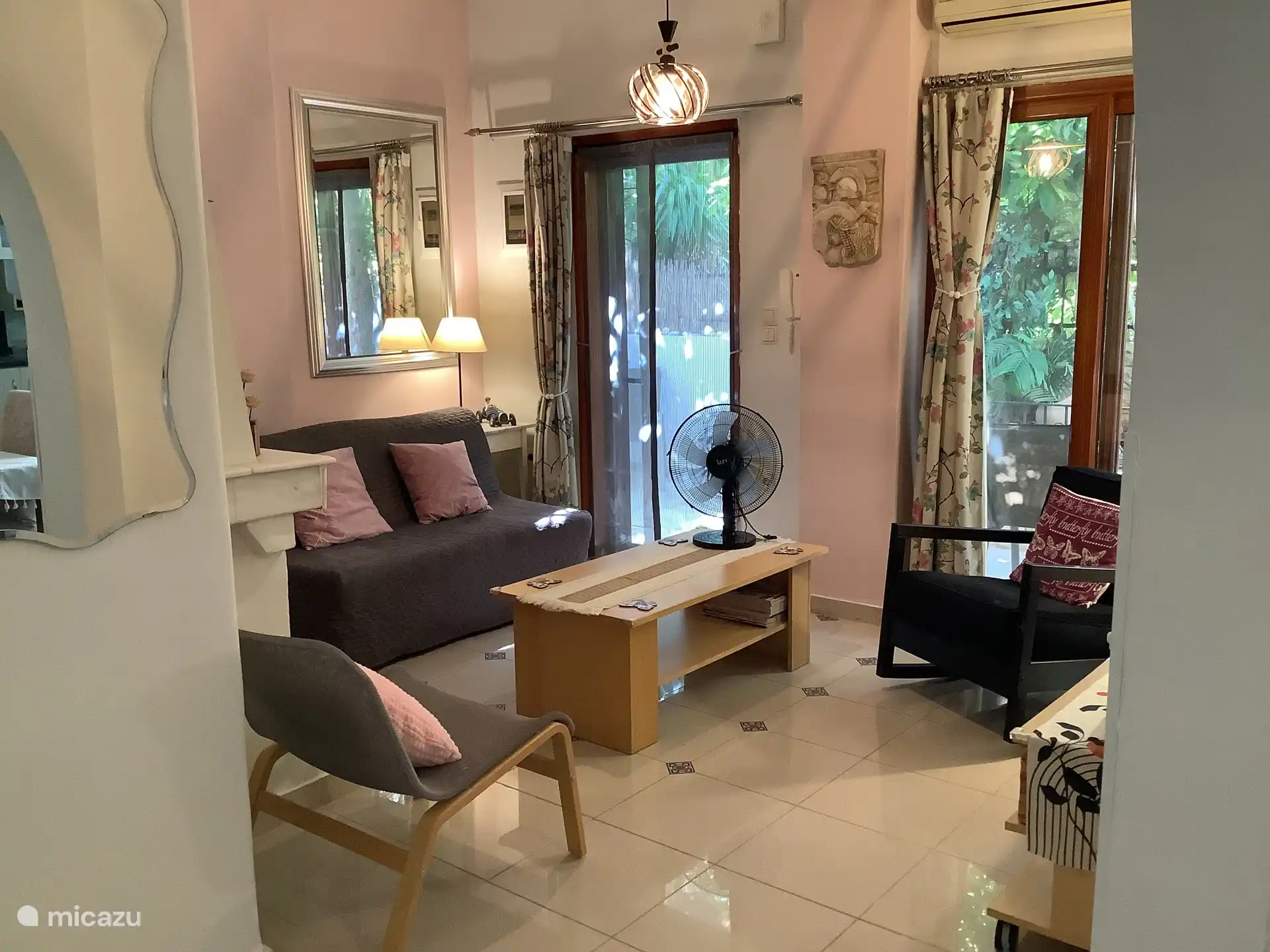 De woonkamer gezien vanuit de eetkeuken