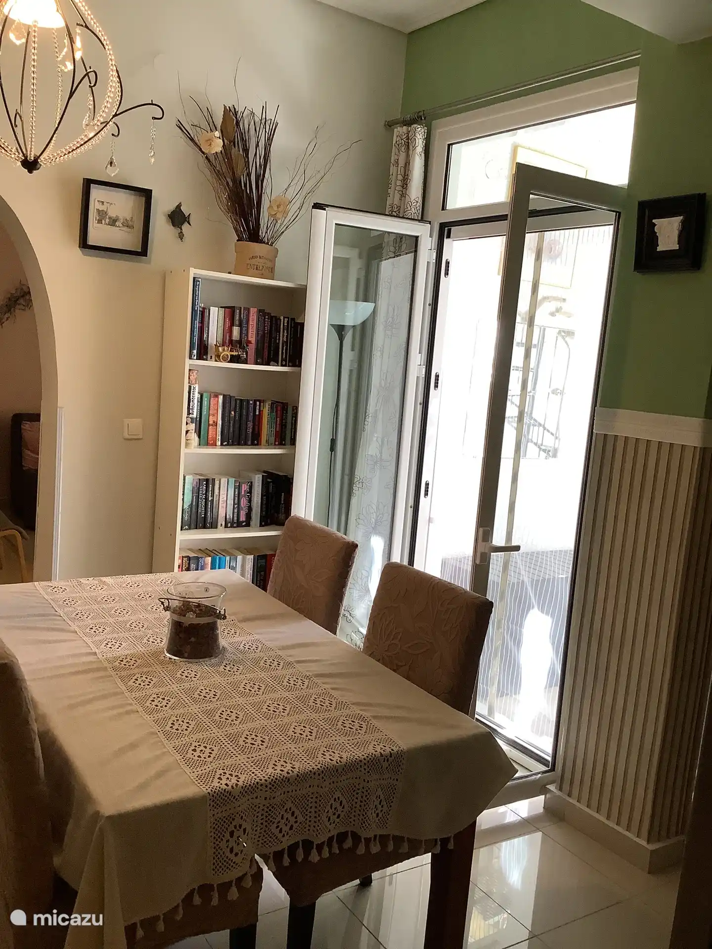 De eettafel met de bibliotheek