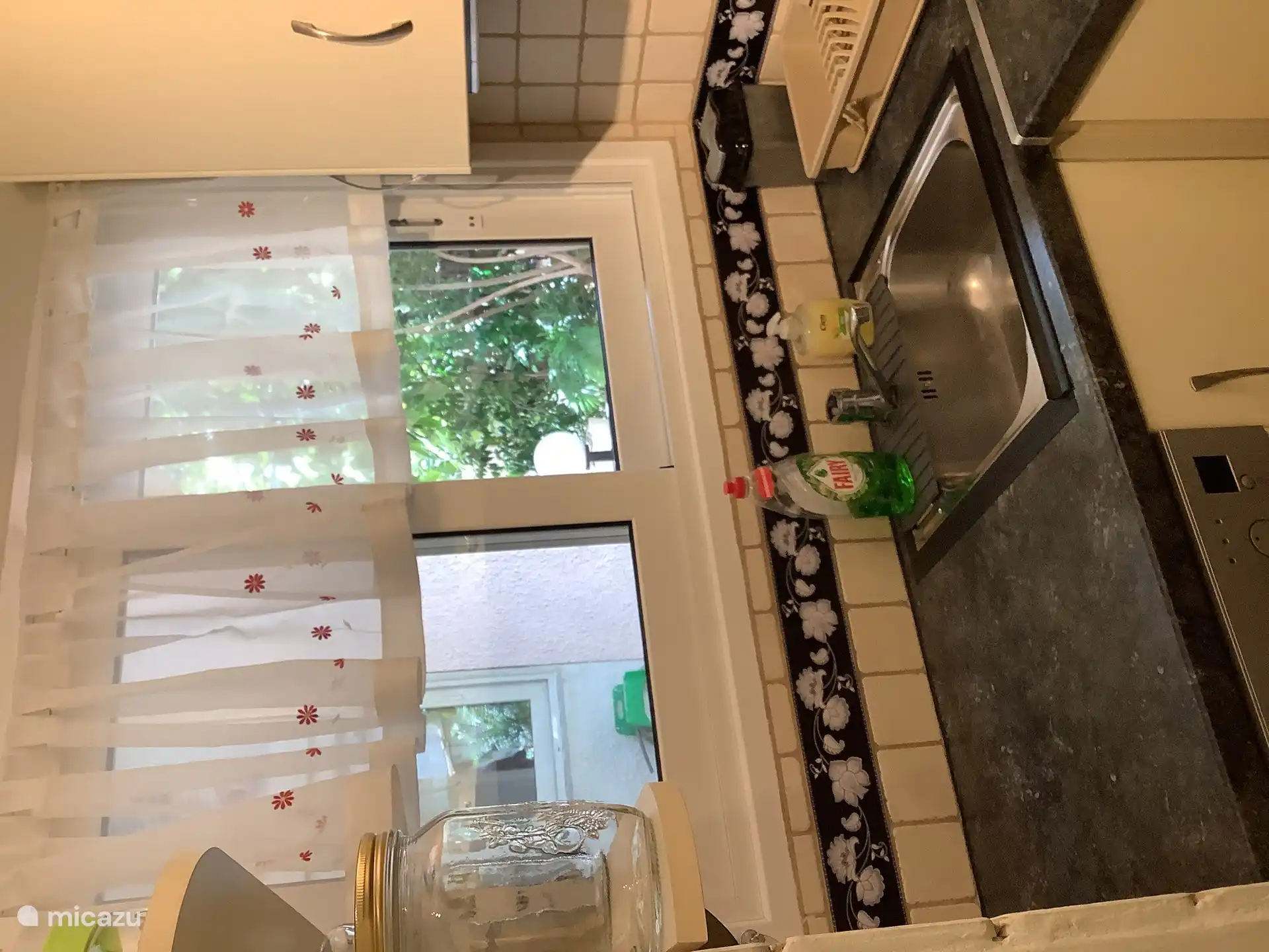 De gootsteen met zicht op de zithoek buiten.