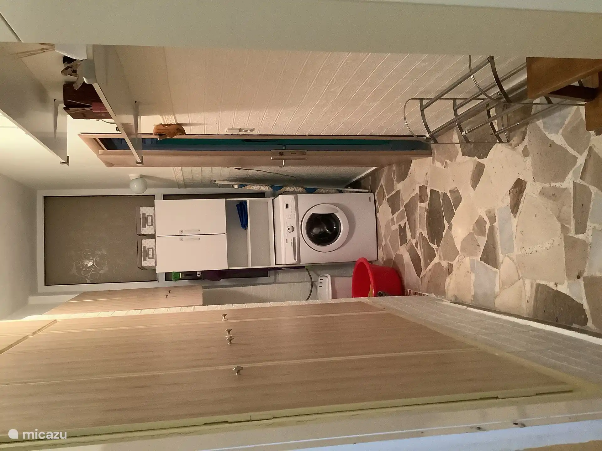 De gang met de wasmachine.