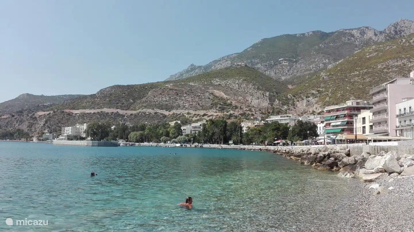 Loutraki met de zee en de boulevard