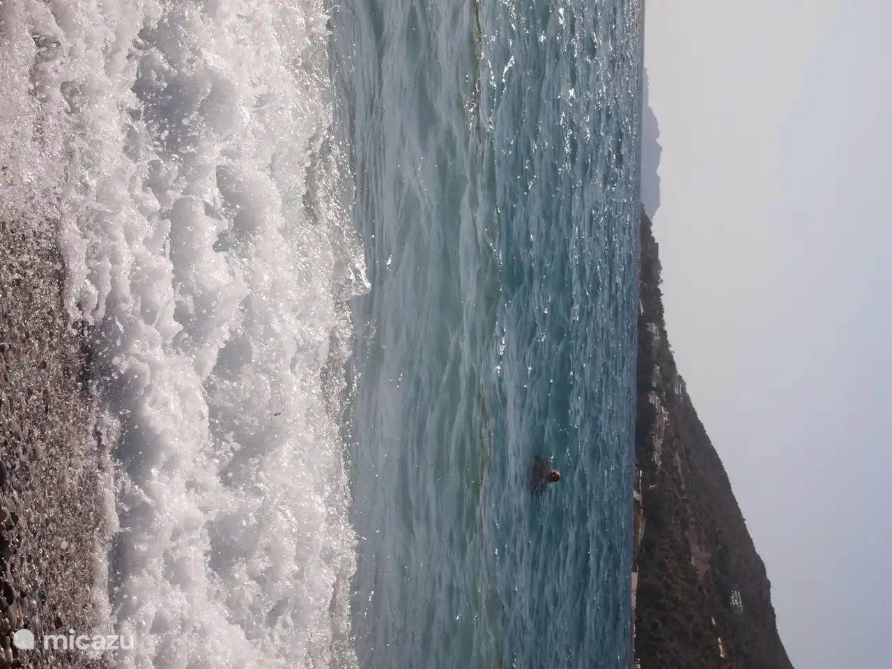 Het mooie en schone strand van Loutraki