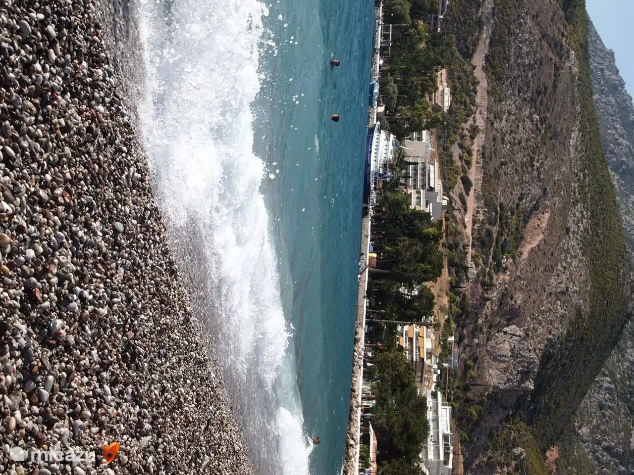 Strand en zee van Loutraki