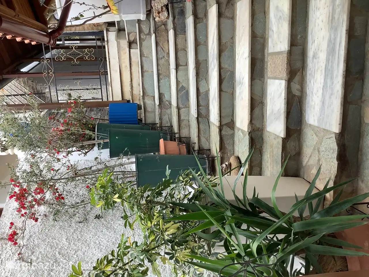 De trap bij de ingang