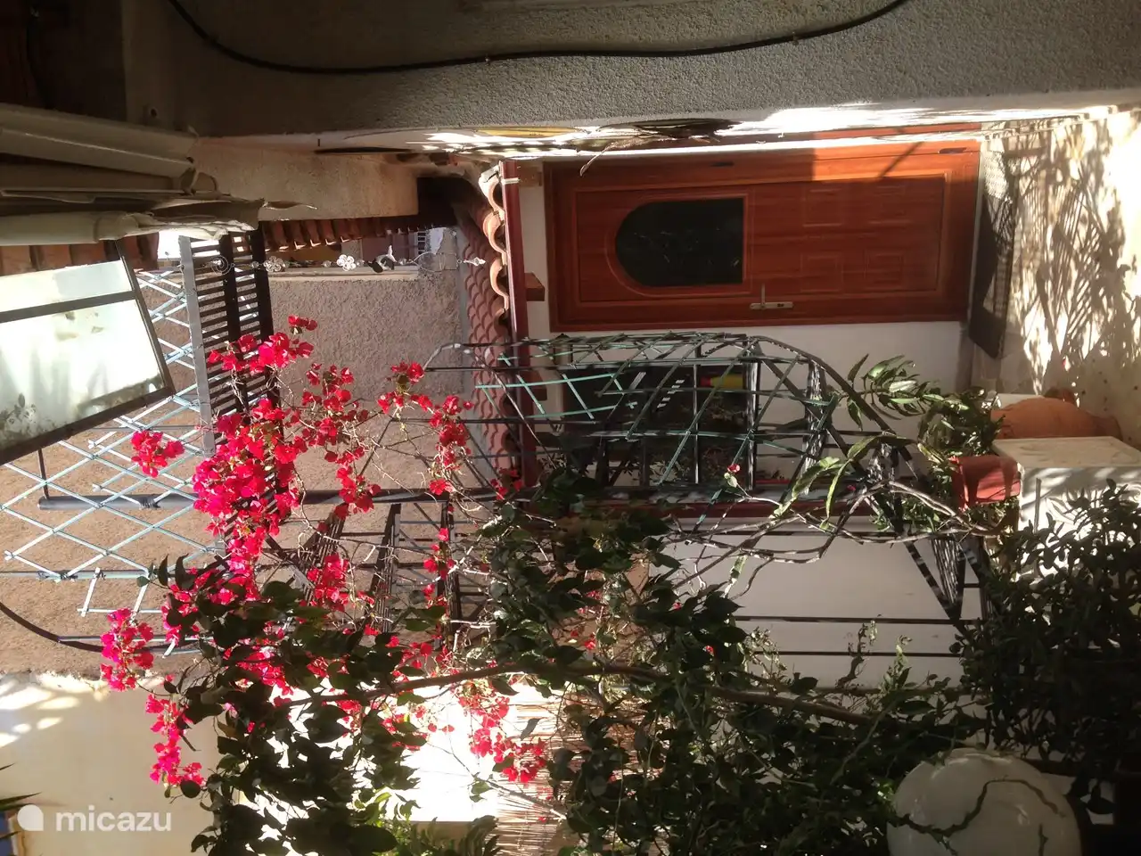 De voordeur en de trap naar het dakterras