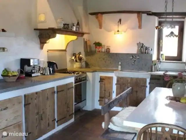 Casa Regina | Italie, Le Latium, Collevecchio - villa Cuisine de campagne entièrement équipée, équipée de tout le confort moderne, y compris un réfrigérateur et un four SMEG, un lave-vaisselle Miele et un coin repas pour 8 personnes.