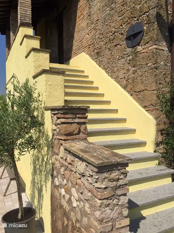 Casale Regina – impresionante escalera a los dormitorios. Despiértese por la mañana con una vista impresionante de las colinas de Sabine.