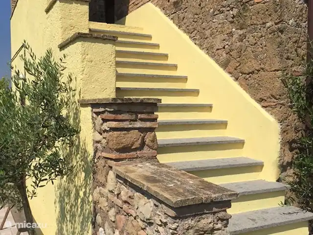 Casa Regina | Italie, Le Latium, Collevecchio - villa Casale Regina – escalier impressionnant menant aux chambres. Réveillez-vous le matin avec une vue imprenable sur les collines de la Sabine.