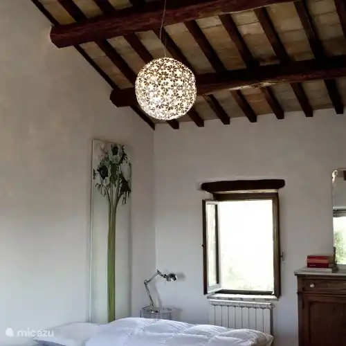 Dormitorio 2 Casale Regina - con 3 camas, confort moderno con muebles vintage locales  