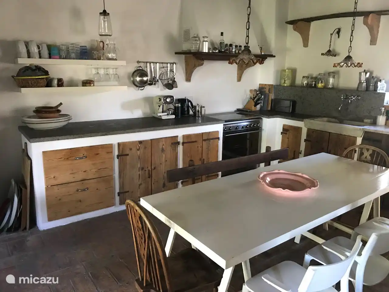 Casale Regina - cocina rústica totalmente equipada, equipada con todas las comodidades modernas, incluyendo nevera y horno SMEG, lavavajillas Miele y zona de comedor para 8 personas.